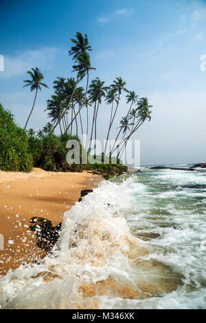 Onde che si infrangono sulla spiaggia Koggala, Galle, Sri Lanka Foto Stock