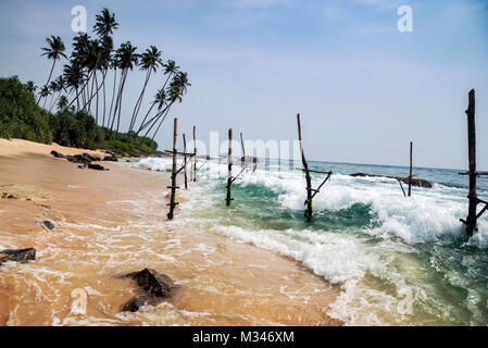 La pesca di pali, Koggala Beach, Galle, Sri Lanka Foto Stock