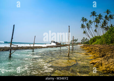 La pesca di pali, Koggala Beach, Galle, Sri Lanka Foto Stock