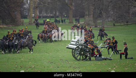 Green Park di Londra, 6 feb 2018. Il Re della truppa cavallo Royal Artillery la fase 41 di pistola di marcatura salutano anniversario di adesione di Sua Maestà la Regina. Foto Stock