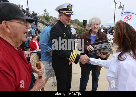 141111-N-HW977-010 NORCO, California (Nov. 11, 2014) Capt. Stephen H. Murray, comandante della superficie navale Warfare Center (NSWC), Corona di divisione, la seconda da sinistra, scuote le mani con la Lorena Camire, rappresentando la Blue Star madri, come Bob Higelin, un veterano della marina e 35-anno NSWC Corona dipendente, sinistra e Cynthia Robinson, tenendo il marito di servizio scrapbook, guarda su prima di George A. Ingalls Veterans Memorial Plaza dedizione. Il 1,5-acri, costruita negli ultimi cinque mesi, è chiamato con il nome di Ingalls, Norco residente che in morì nel 1967 in Vietnam quando si gettò su una granata Foto Stock