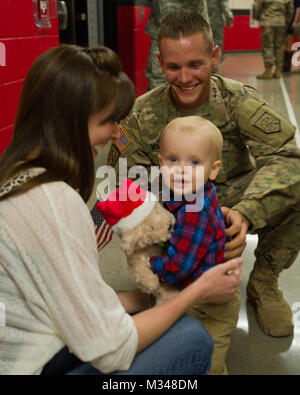 STEPHENS COUNTY HIGH SCHOOL, Toccoa, Ga. Dic. 23, 2014- Il 876th ingegnere verticale società restituito alla famiglia e abbracci dopo un mese sette deployment in Afghanistan Martedì, Dicembre 23rd, 2014 in Toccoa, Ga. Comandata da Capt. Tyler Cook, il 876th condotta demolizione, riparazione e operazioni di costruzione per includere dati idraulici, elettrici e di falegnameria di lavoro concreti per strutture nei loro assegnata area di operazioni. Per la prima volta in 13 anni, tutta la Georgia esercito nazionale Guard (GAARNG) unità verrà a casa per le vacanze. Mentre il GAARNG è lieta di avere tutte le unità home su Foto Stock