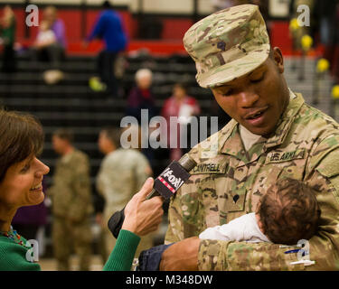 STEPHENS COUNTY HIGH SCHOOL, Toccoa, Ga. Dic. 23, 2014- Il 876th ingegnere verticale società restituito alla famiglia e abbracci dopo un mese sette deployment in Afghanistan Martedì, Dicembre 23rd, 2014 in Toccoa, Ga. Comandata da Capt. Tyler Cook, il 876th condotta demolizione, riparazione e operazioni di costruzione per includere dati idraulici, elettrici e di falegnameria di lavoro concreti per strutture nei loro assegnata area di operazioni. Per la prima volta in 13 anni, tutta la Georgia esercito nazionale Guard (GAARNG) unità verrà a casa per le vacanze. Mentre il GAARNG è lieta di avere tutte le unità home su Foto Stock