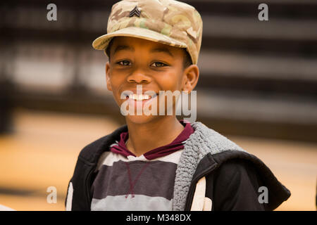 STEPHENS COUNTY HIGH SCHOOL, Toccoa, Ga. Dic. 23, 2014- Il 876th ingegnere verticale società restituito alla famiglia e abbracci dopo un mese sette deployment in Afghanistan Martedì, Dicembre 23rd, 2014 in Toccoa, Ga. Comandata da Capt. Tyler Cook, il 876th condotta demolizione, riparazione e operazioni di costruzione per includere dati idraulici, elettrici e di falegnameria di lavoro concreti per strutture nei loro assegnata area di operazioni. Per la prima volta in 13 anni, tutta la Georgia esercito nazionale Guard (GAARNG) unità verrà a casa per le vacanze. Mentre il GAARNG è lieta di avere tutte le unità home su Foto Stock