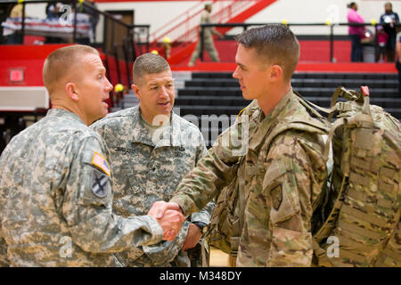 STEPHENS COUNTY HIGH SCHOOL, Toccoa, Ga. Dic. 23, 2014- Il 876th ingegnere verticale società restituito alla famiglia e abbracci dopo un mese sette deployment in Afghanistan Martedì, Dicembre 23rd, 2014 in Toccoa, Ga. Comandata da Capt. Tyler Cook, il 876th condotta demolizione, riparazione e operazioni di costruzione per includere dati idraulici, elettrici e di falegnameria di lavoro concreti per strutture nei loro assegnata area di operazioni. Per la prima volta in 13 anni, tutta la Georgia esercito nazionale Guard (GAARNG) unità verrà a casa per le vacanze. Mentre il GAARNG è lieta di avere tutte le unità home su Foto Stock