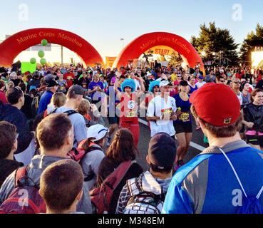 ARLINGTON, VIRGINIA (ott. 26, 2014) Migliaia di partecipanti iniziano la loro corsa all'inizio del 39th Marine Corps Marathon. (U.S. Navy foto di Steven Van Der Werff) 141026-N-QP955-002 da NavyMedicine Foto Stock