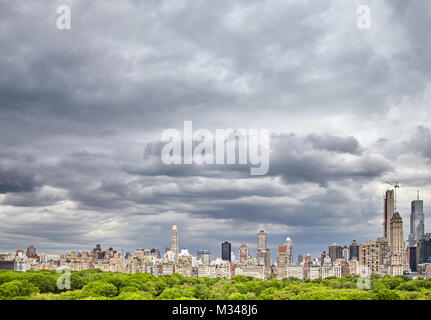 Cielo tempestoso su Central Park e dello skyline di Manhattan, New York, Stati Uniti d'America. Foto Stock