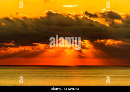 Bellissimo tramonto romantico con raggi di sole che illumina il mare Foto Stock