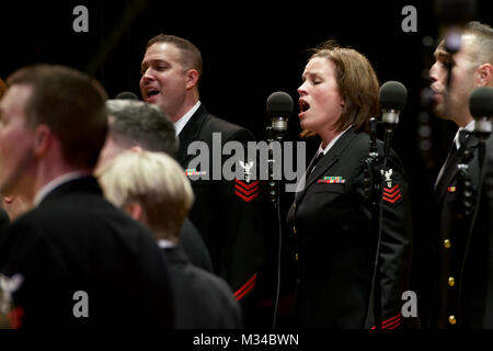 SAVANNAH, Ga. (Feb. 23, 2015) i membri della banda della marina Sea Chanters chorus eseguire durante un U.S. La banda della marina militare in concerto a Armstrong State University di Savannah, Ga. Gli Stati Uniti La banda della marina Sea Chanters chorus è su un 19-tour della città del sud-est degli Stati Uniti (U.S. Navy foto di Chief Musician Adam Grimm/RILASCIATO) 150223-N-LC494-054 dalla Marina degli Stati Uniti Band Foto Stock