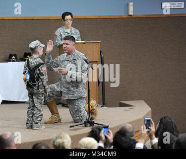 Il Texas Army National Guard ha ospitato un onorario di arruolamento per Rowan Windham, a Camp Mabry, ad Austin, in Texas, 27 marzo 2015. Windham soffre di Brig. Gen. Sean Ryan, il vice comandante generale, Texas Army National Guard, destra, conduce il giuramento di arruolamento per Rowan Windham, a sinistra. Il Texas Army National Guard ha ospitato un onorario di arruolamento per Rowan Windham, a Camp Mabry, ad Austin, in Texas, 27 marzo 2015. Windham soffre di un raro disturbo medico e ha sognato di diventare un soldato. (U.S. Air National Guard foto di 2D Lt Phil Fontana) 150327-Z-DJTexas forze militari ho Foto Stock