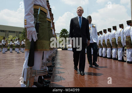 150406-N-LV331-003 Kuala Lumpur, Malesia (Aprile 6, 2015) segretario della Marina (SECNAV) Ray Mabus esegue un ispezione Onorario del Royal Regiment Malay prima di un incontro con i leader della difesa per discutere di cooperazione e aumentare le opportunità di collaborazione. Mabus sta visitando la regione come parte di una multinazionale del viaggio per gli Stati Uniti Pacifico e comando europeo aree di responsabilità per incontrare i leader militari e civili e di marinai e Marines. (U.S. Foto di Marina di Massa lo specialista di comunicazione 2a classe Armando Gonzales/RILASCIATO) segretario della Marina incontro con i leader della difesa in Ma Foto Stock