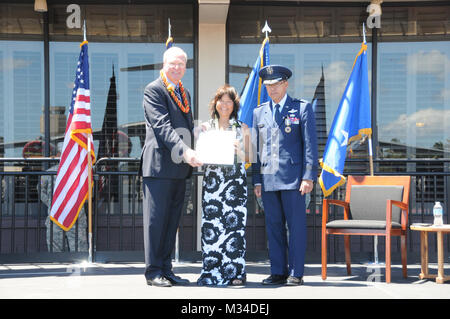 Ritirato Gen. Craig McKinley, ex capo, National Guard Bureau, presenta Tiki Wong, moglie del Magg. Gen. Darryll D.M. Wong, ex dello stato delle Hawaii aiutante generale, con il coniuge Certificato di apprezzamento durante una cerimonia di pensionamento a illustri visitatori area ricevimento su base comune Harbor-Hickam perla, Hawaii il 12 aprile 2015. Il certificato è stato fornito da Lt. Gen. Stanley E. Clark, Direttore della Air National Guard e gen. Mark Welsh III, capo del personale, United States Air Force. (U.S. Air Force foto di Airman 1. Classe Robert Cabuco / rilasciato) 150412-Z-UW413-067 da Hawa Foto Stock