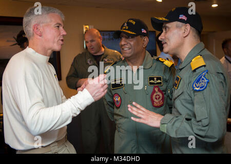 150417-N-TR763-260 Mare Arabico (17 aprile 2015) Capt. Karl Thomas, comandante della portaerei USS Carl Vinson (CVN 70), sinistra, parla a Cmde. Sandeep Kharbanda, centrale e posteriori Adm. Surendra Ahuja, entrambi membri della Marina indiana, durante un tour della portaerei USS Carl Vinson (CVN 70). Carl Vinson e la sua aria imbarcato ala, Carrier aria Wing (CVW) 17, sono nel 7 ° Flotta area di responsabilità tornando a homeport dopo la operazione di supporto inerenti risolvere, le operazioni di sicurezza marittima, colpire le operazioni in Iraq e Siria come diretto, e il teatro di sicurezza gli sforzi di cooperazione Foto Stock