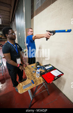 Senior Airman (RET) Ryan Cureton orologi come Chief Master Sgt. (Ret) Scott Addington prende la mira con la sua pistola spara aria durante il guerriero giochi Training Camp a Eglin Air Force Base, Fla., 18 aprile 2015. Cureton e Addington sono entrambi Air Force guerriero ferito atleti. Il campo di addestramento è ospitato dal governo degli STATI UNITI Air Force guerriero ferito programma in coordinamento con il Brig. Gen. David Harris, 96Test Wing Commander, assistere nel recupero e nel promuovere la salute mentale e fisica così come il lavoro di squadra. (U.S. Air Force foto/Maureen Stewart) 150418-F-AE839-165 dalla Air Force guerriero ferito Foto Stock