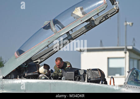 Un bulgaro MiG-29 pilota aiuta a Louisiana Air National Guard F-15 Eagle pilota di fissare la sua maschera di ossigeno prima di un volo di familiarizzazione in un MiG-29 durante una missione di addestramento a Graf Ignatievo Air Base, vicino a Plovdiv, Bulgaria, 20 aprile 2015. Thracian Eagle 2015 è un esercizio di bilaterali per migliorare l'interoperabilità con la Bulgaria e mantenere la disponibilità congiunta con gli alleati della NATO. (U.S. Air National Guard foto di Master Sgt. Toby M. Valadie, 159Public Affairs Office/RILASCIATO) 150420-Z-VU198-048 dalla Louisiana National Guard Foto Stock