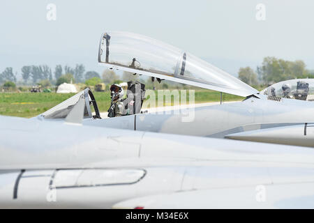 Un F-15 Eagle pilota dalla 159Fighter Wing, Louisiana Air National Guard orologi bulgara la MiG-29 il decollo prima di avvio per una missione di addestramento a Graf Ignatievo Air Base, vicino a Plovdiv, Bulgaria, 28 aprile 2015. La missione congiunta è progettata per dimostrare l'impegno condiviso e una stretta cooperazione con la Bulgaria e a tutti gli alleati della NATO sulla lotta contro una serie di enti regionali e le minacce globali. (U.S. Air National Guard foto di Master Sgt. Toby M. Valadie, 159Public Affairs Office/RILASCIATO) Thracian Eagle 2015 dalla Louisiana National Guard Foto Stock