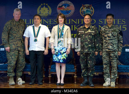 Da sinistra a destra: U.S. Marine Lt. Gen John A. Toolan, commander, U.S. Marine Corps forze, Pacifico e Stati Uniti direttore di esercizio per Balikatan 2015; avvocato Pio Lorenzo F. Batino, Sottosegretario per la politica di difesa, filippino del Dipartimento della difesa nazionale; la sig.ra Jo Ann E. Scandola, deliberando Vice Capo della Missione per gli Stati Uniti Ambasciata a Manila; Gen. Gregorio Pio P. Catapang, Jr., forze armate delle Filippine capo del personale; e Vice Adm. Alexander S. Lopez, AFP esercizio direttore per BK15, celebrare la fine dell'esercizio con una cerimonia di chiusura a Clark Air Base, Filippine, 30 aprile. Balik Foto Stock