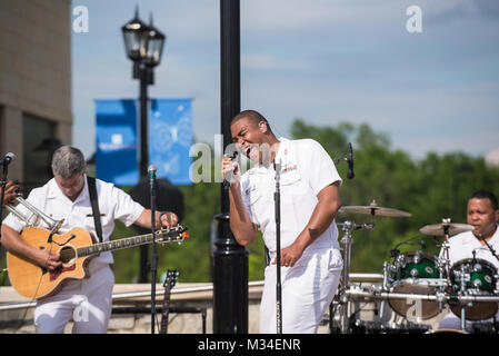 150517-N-VV903-093 GAINESVILLE, Virginia (17 maggio 2015) musicista di prima classe Cory A. Parker da Caroline County, Virginia cinghie fuori un assolo di U.S. La banda della marina di incrociatori eseguire per la folla vivace presso il lungomare presso Virginia Gateway in Gainesville, Virginia. (U.S. Foto di Marina dal musicista di prima classe David Aspinwall/RILASCIATO) 150517-N-VV903-093 dalla Marina degli Stati Uniti Band Foto Stock