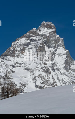 Il fronte sud dell'Matterhorn-Cervino visto da Breuil-Cervinia, Italia Foto Stock