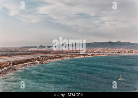 La spiaggia della città dalla Sella del Diavolo nella capitale della regione Sardegna. Foto Stock