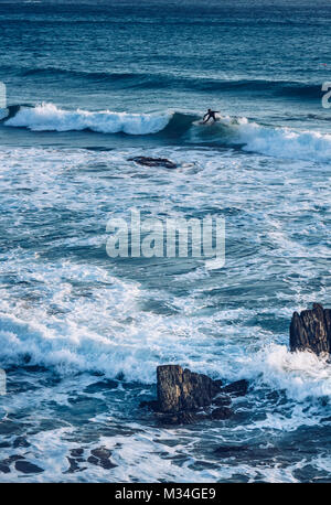 Attività di surf in spiaggia di Masua vicino al Pan di Zucchero presso la costa ovest della Sardegna. L'Italia. Foto Stock