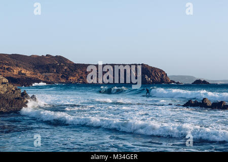 Attività di surf in spiaggia di Masua vicino al Pan di Zucchero presso la costa ovest della Sardegna. Italia Foto Stock