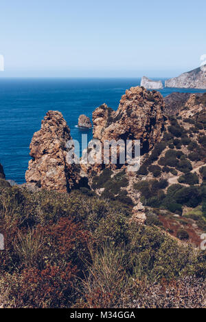 Paesaggio con vedute del mare di Masua e Pan di Zucchero presso la costa ovest della Sardegna. L'Italia. Foto Stock