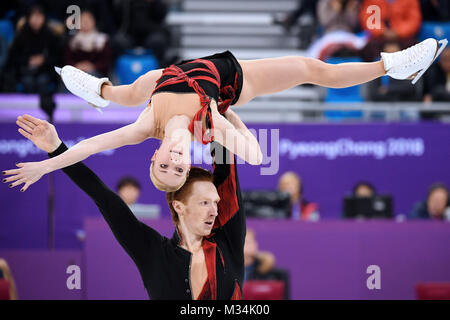 Pyeongchang, Corea del Sud. Il 9 febbraio, 2018. Gli atleti olimpici dalla Russia Evgenia Tarasova (Top) e Vladimir Morozov competere durante l'evento di team coppia pattinaggio breve programma gara di pattinaggio di figura al 2018 PyeongChang Olimpiadi invernali in Gangneung Ice Arena, Corea del Sud, nel febbraio 9, 2018. Credito: Ju Huanzong/Xinhua/Alamy Live News Foto Stock