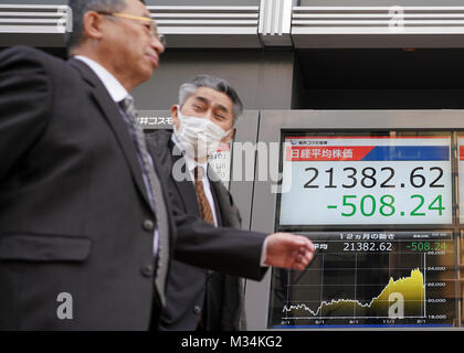Tokyo, Giappone. Il 9 febbraio, 2018. Imprenditori a piedi passato un mercato azionario scheda indicatore a Tokyo in Giappone. Asia i mercati azionari immerso in maniera significativa dopo una settimana turbolenta sul Wall Street. Il Nikkei 225 è sceso più del tre per cento oggi e chiuso a 21,382.62 punti. Credito: AFLO/Alamy Live News Foto Stock