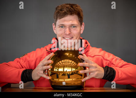 Pyeongchang, Corea del Sud. Il 9 febbraio, 2018. Pyeongchang, Corea del Sud. 7 febbraio, 2018. Sciatore tedesco Thomas Dressen presenta il suo casco d'oro al Jeongseon Alpine Center al Olimpiadi invernali di Pyeongchang, Corea del Sud, 7 febbraio 2018. Credito: Michael Kappeler/dpa/Alamy Live News Foto Stock