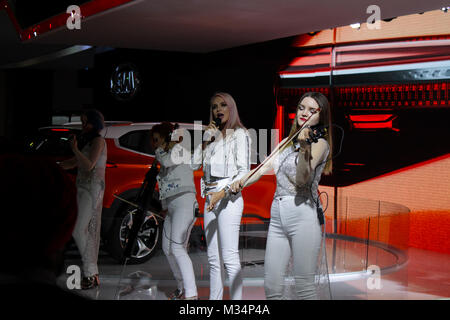 India Expo Mart, Noida, pronunciare Pradesh, India. Il giorno 08 Febbraio, 2018. Un gruppo di musicista effettuando in corrispondenza di kia pavilion nella parte anteriore del pubblico al 2018 Indian Auto Expo il motor show tenutosi il 9 Feb 2018 - 14 Feb 2018 in India Expo Mart, maggiore noida, India. Foto Stock