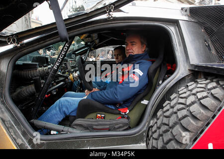 Madrid, Spagna. 09Feb, 2018. Driver Carlos Sainz e Lucas Cruz assiste un tributo cerimonia dopo la loro vittoria a 2018 Dakar Rally in Madrid, venerdì 9 febbraio 2018. Credito: Gtres Información más Comuniación on line, S.L./Alamy Live News Foto Stock