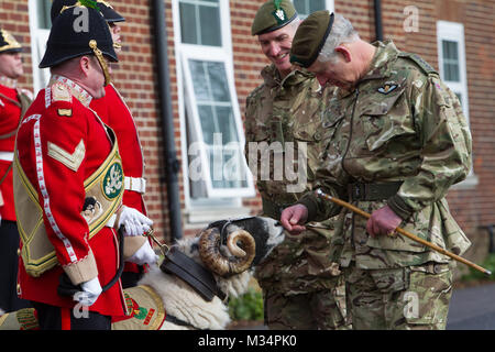 Il Principe Carlo (Re Carlo III) visita Bulford Foto Stock