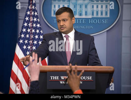 Casa bianca Principal Vice segretario stampa Raj Shah svolge il suo primo ufficiale di White House briefing per i media nel Brady Press Briefing Room della Casa Bianca di Washington, DC il giovedì, 8 febbraio 2018. Credito: Ron Sachs / CNP - nessun filo SERVICE - foto: Ron Sachs/consolidato Notizie Foto/Ron Sachs - CNP Foto Stock