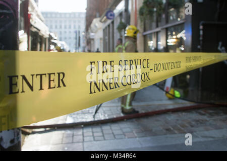 Glasgow, Scotland, Regno Unito. Il 9 febbraio, 2018. Il traffico è stato gravemente compromesso nel centro della città di Glasgow, questo pranzo, come di un grande incendio di rifiuti ha preso in mano. L'incidente ha avuto luogo dietro i locali su Queen Street, dove fumo pesante era visto sventolano fuori sulla strada. La Scottish fuoco e il servizio di soccorso ha confermato che i tre motori antincendio sono stati spediti per la scena poco prima delle 11:30. Dicono che non si hanno notizie di lesioni, tuttavia, i suoi equipaggi rimangono nella scena. Credito: Iain McGuinness/Alamy Live News Foto Stock