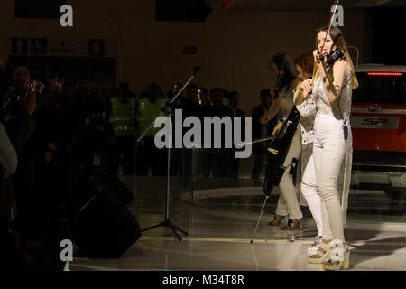 India Expo Mart, Noida, pronunciare Pradesh, India. Il giorno 08 Febbraio, 2018. Un gruppo di musicista effettuando in corrispondenza di kia pavilion nella parte anteriore del pubblico al 2018 Indian Auto Expo il motor show tenutosi il 9 Feb 2018 - 14 Feb 2018 in India Expo Mart, maggiore noida, India. Foto Stock