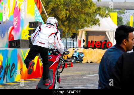 India Expo Mart, Noida, pronunciare Pradesh, India. Il giorno 08 Febbraio, 2018. Hero stunt man di eseguire la bici del motore acrobazie in area di attività da eroe motor corp India al 2018 Indian Auto Expo il motor show, giovedì 8 febbraio, 2018 tenutasi il 9 Feb 2018 - 14 Feb 2018 in India Expo Mart, maggiore noida, India. Foto Stock