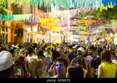 Recife, Brasile - 8 febbraio 2018: Persone da Recife festeggia il carnevale di notte. L'inizio della celebrazione del Carnevale di Recife appena un giorno prima del giorno ufficiale venerdì 9th. Il comparsas e ballerini sfilano da Av Rio Branco allo stadio al waterfront. Credito: Rubén Ramos/Alamy Live News. Foto Stock