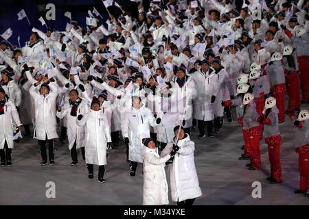Febbraio 9, 2018 - PyeongChang, , Corea del Sud - Gli atleti dalla Corea del Nord e Corea del Sud nel marzo sotto il vessillo di un sistema unificato di Corea durante la cerimonia di apertura per il 2018 Pyeongchang Giochi Olimpici Invernali, tenutosi a PyeongChang Olympic Stadium. (Credito Immagine: © Scott Mc Kiernan via ZUMA filo) Foto Stock