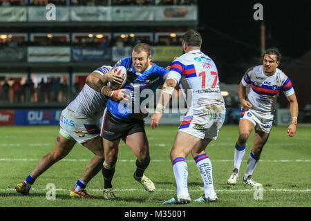 Wakefield, Regno Unito. Il 9 febbraio, 2018. Josh Jones di Salford Red Devils è affrontato da David Fifita di Wakefield Trinità e Craig Huby di Wakefield Trinità durante il Betfred Super League Round 2 Wakefield rispetto a Salford Red Devils 09/02/2018 al Mobile Rocket Stadium Credito: News Immagini/Alamy Live News Foto Stock