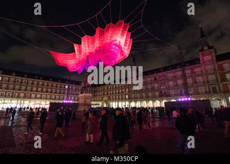 Madrid, Spagna. 09Feb, 2018. La gente che prende le immagini di installazione 'Madrid 1,8' dell'artista Janet Echelman di notte in Plaza Mayor a Madrid. © Valentin Sama-Rojo/Alamy Live News. Foto Stock