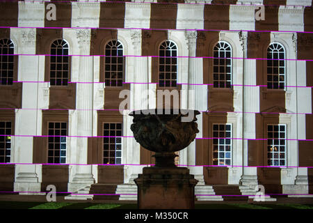 Cambridge, Regno Unito. Il 9 febbraio, 2018. L'Università di Cambridge Senate House è illuminata da una luce installazione come parte dell'e-Luminate Cambridge Festival 2018. e-Luminate Cambridge è una Contemporary Arts Festival per una città all'avanguardia della ricerca scientifica e tecnologica. L'evento dimostra la diversità di Cambridge iconici edifici e spazi pubblici in una nuova luce. Luce attraversa sia l'arte e la scienza e il Festival è una celebrazione delle infinite possibilità offerte da questo incrocio. Credito: Julian Eales/Alamy Live News Foto Stock