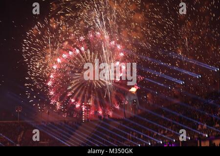 PyeongChang, Corea del Sud. Il 9 febbraio, 2018. Fuochi d'artificio durante la cerimonia di apertura per il 2018 Pyeongchang Giochi Olimpici Invernali, tenutosi a PyeongChang Olympic Stadium. Credito: Scott Kiernan Mc/ZUMA filo/Alamy Live News Foto Stock