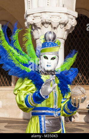 Venezia, Veneto, Italia, 9 febbraio 2018. Colorati costumi e maschere durante la festa odierna nonostante i continui del cattivo tempo. Foto scattata presso il Palazzo dei Dogi, San Marco. Foto Stock