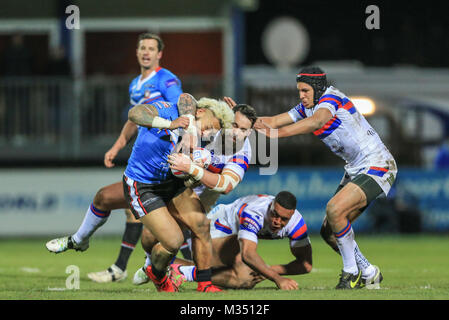 Junior Sa'u di Salford Red Devils è affrontato da Craig Huby di Wakefield Trinità durante il Betfred Super League Round 2 Wakefield rispetto a Salford Red Devils 09/02/2018 al Mobile Rocket Stadium Foto Stock