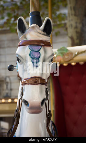 In prossimità di una giostra di White Horse con un viola e marrone briglia. Foto Stock