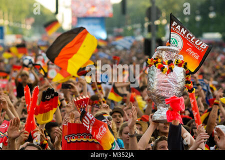 Menschenmassen mit wehenden Deutschen Fahnen auf der Fanmeile zur Europameisterschaft 2012 Deutschland gegen Griechenland am Brandenburger Tor in Berlin Foto Stock