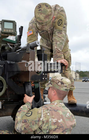 Pvt. Bryan Finnerty (fondo) guida la violazione di un M119A3 obice in luogo mentre PFC. Austin Echols assiste a Fort Polk, Louisiana, il 6 febbraio 2018. Entrambi i soldati sono il cannone il suo equipaggio assegnati alla batteria B, 2° Battaglione, undicesimo campo reggimento di artiglieria, XXV Divisione artiglieria, XXV divisione di fanteria, partecipando a una rotazione annuale presso il Comune di Readiness Training Center. (U.S. Esercito Foto Stock