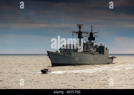 Mar Nero (7 febbraio 2018) una piccola barca da ROS Regele Ferdinand trasferisce un rumeno imbarco dal Team NATO permanente gruppo marittimo due (inserto SNMG2) nave ROS Regele Ferdinando l'inserto SNMG2 ammiraglia HMS Duncan. Il rumeno team sta lavorando al fianco di un Royal Marines imbarco dal Team HMS Duncan per condurre l'esercizio di imbarco a bordo di HMS Duncan. La NATO foto di GBRN LPhot Paolo Hall. Foto Stock