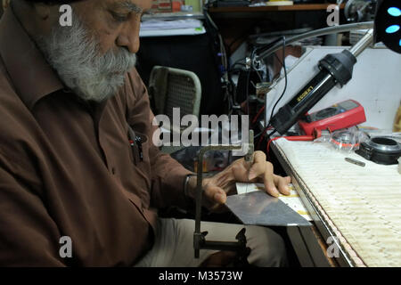 Uomo al lavoro su Mini macchina tornio, India, Asia Foto Stock